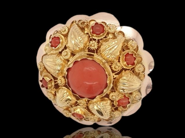 Gouden zeeuwse broche met bloedkoralen. Vintage # 26575
