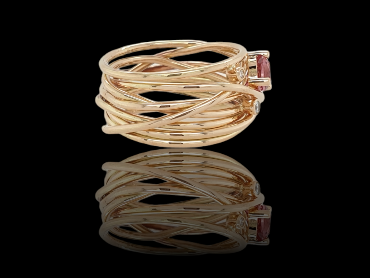 gouden ring met roze saffier. Endless rope ring. Briljant. Eigen werk ...