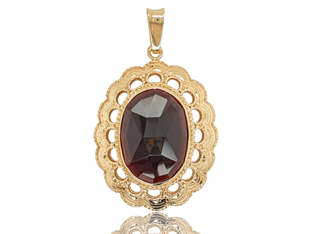 Gouden Hanger met een grote granaat. Occasion. #26831