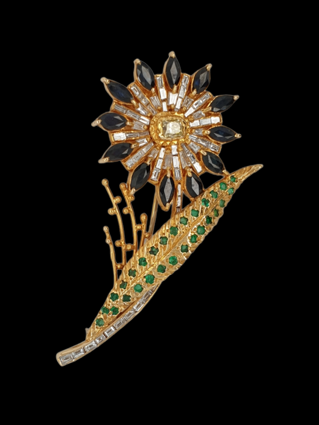 Gouden bloembroche met Saffier Diamant en Smaragd. Occasion #26865