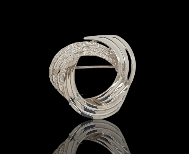 Witgouden broche, occasion. #27029
