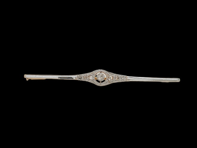 Gouden staaf broche met diverse diamantjes. #26988.