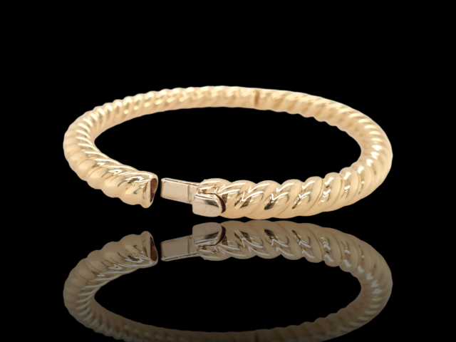 14 karaat gouden gedraaide bangle van 6 mm breed. #27446 - Afbeelding 2