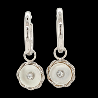18 krt. witgouden creoolhangers met parelmoer en diamant. #27743.