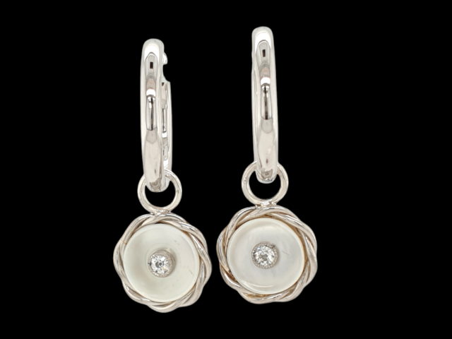 18 krt. witgouden creoolhangers met parelmoer en diamant. #27743.
