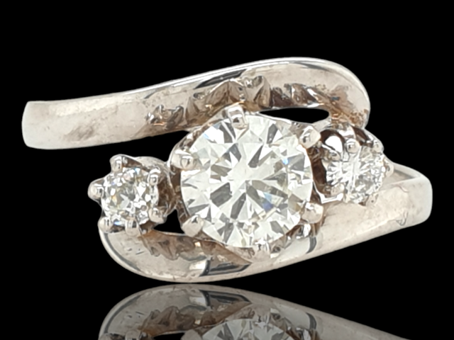 Witgouden slagring met 0.84ct briljant geslepen diamant. #27822