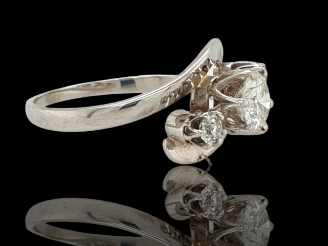Witgouden slagring met 0.84ct briljant geslepen diamant. #27822 - Afbeelding 2