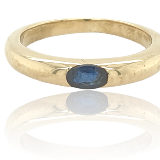 14 karaat gouden engelse ring met ovale saffier, tweede hands occasion. #27861