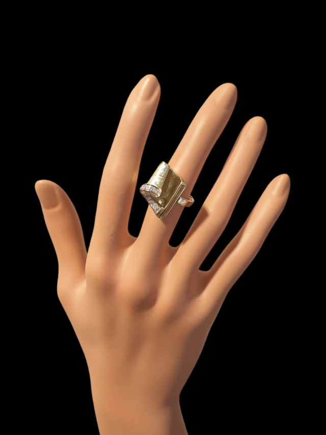 Gouden ring afgezet met een band met diamanten. Boekje. 2e hands #27932 - Afbeelding 5