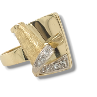 Gouden ring afgezet met een band met diamanten. Boekje. 2e hands #27932