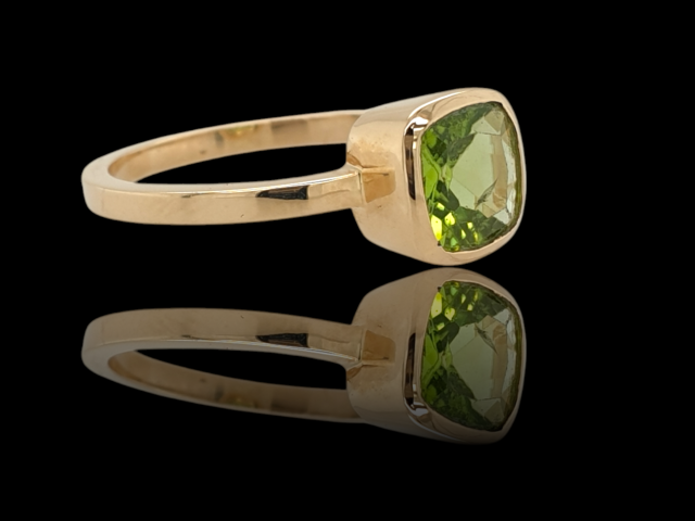 Gouden ring met Peridot in gladde zetting #27959 - Afbeelding 2