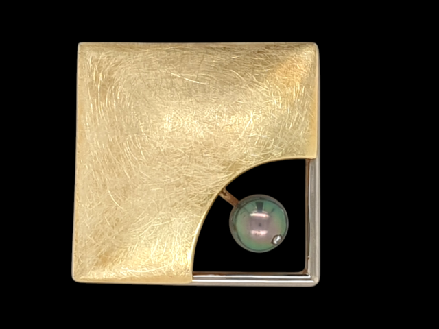14 Krt. gouden broche, handgemaakt unicum. met zwarte parel en diamantje # 3035