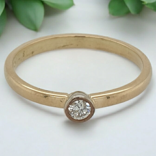 Gouden solitair ring met een kleine diamant #28618