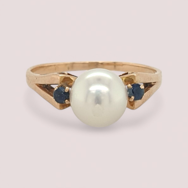 Gouden ring met parel en saffiertje. # 28188