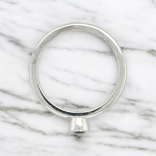 Witgouden ring met een klein granaatje. #26899 - Afbeelding 2