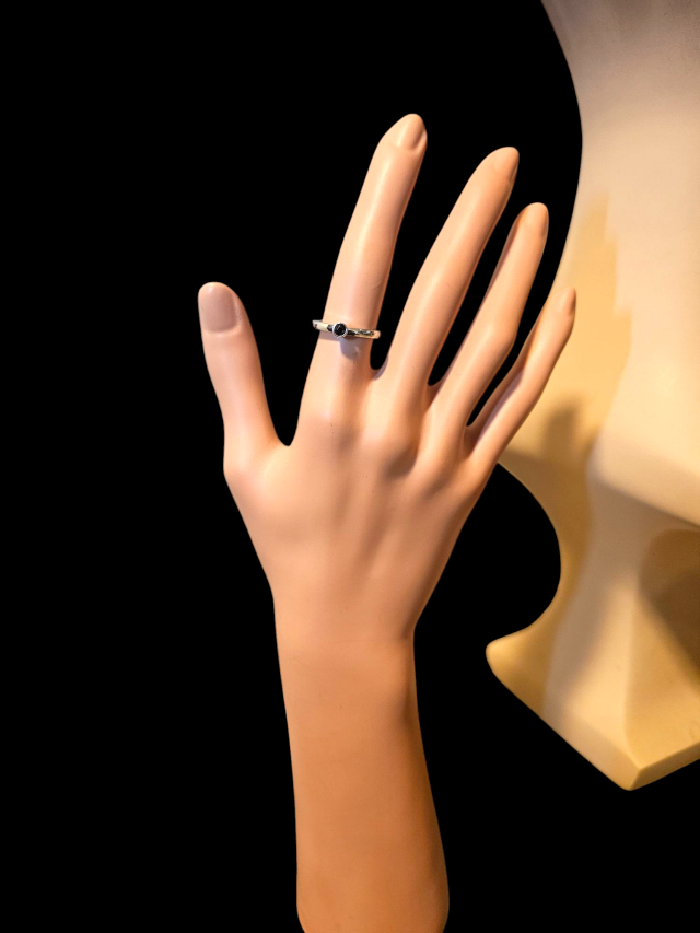 Witgouden ring met een klein granaatje. #26899 - Afbeelding 3