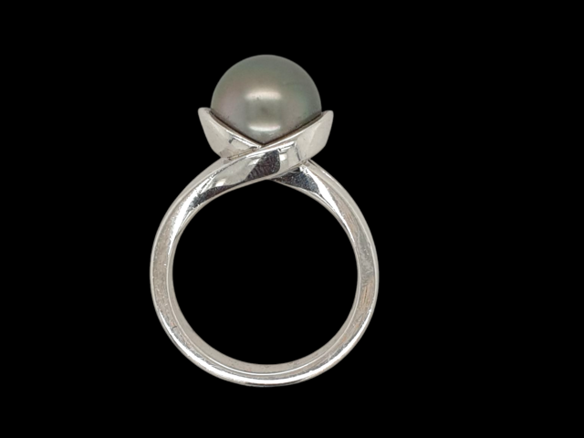 Witgouden ring met zwarte Tahiti parel. #7401