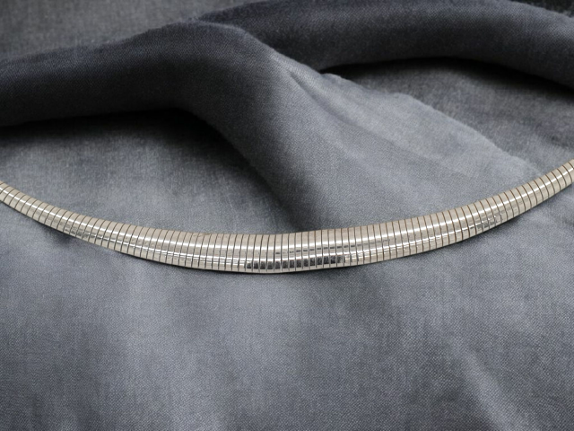 Witgouden Omega spiraalcollier #28395 - Afbeelding 2