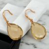 Rosé gouden oorhangers met lichte rookkwarts pendules. #23984 - Afbeelding 2
