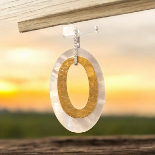 18 Karaat gouden oorhangers met parelmoer en briljant. Nanis #28383