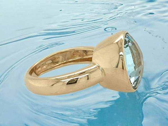 gouden ring met een grote ronde Topaas Sky Blue, 2e Hands #28457 ????