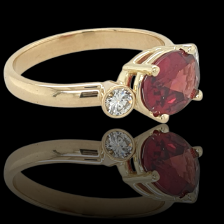 Gouden handgemaakte ring met Almaldien granaat met briljant. #28485