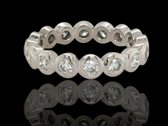 witgouden alliance ring rondom bezet met 16 briljanten, 1.12ct. #28589