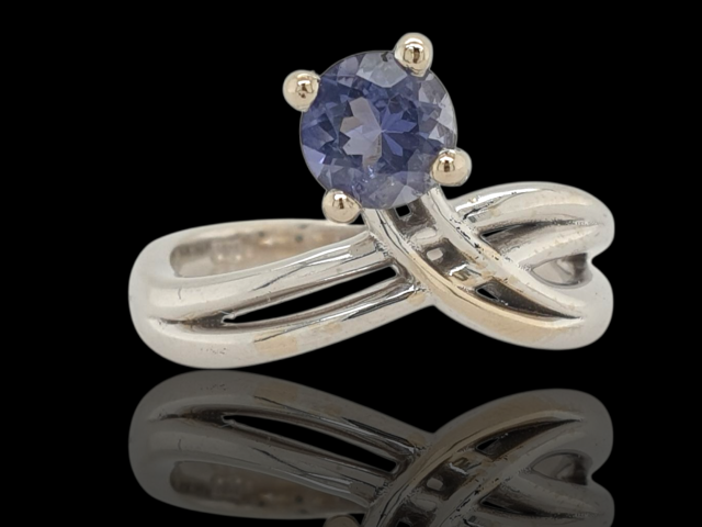 Witgouden ring met lichtblauwe Kyaniet. Occasion  #28612