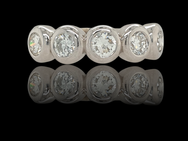 Witgouden rijring met 5-1.25ct. TW.VVS briljant geslepen diamant. #28654