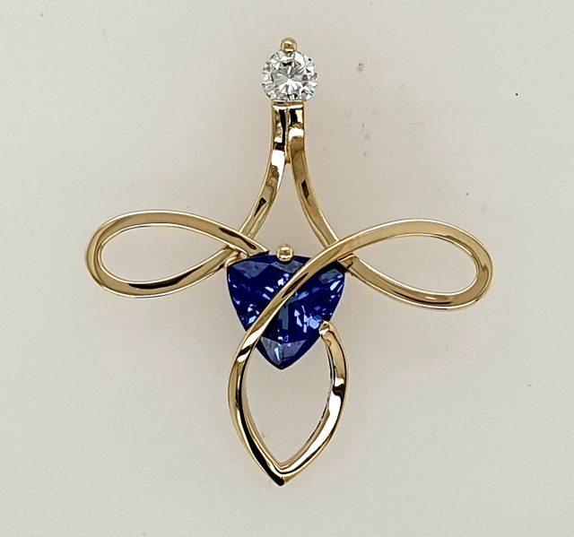 Gouden hanger met trillant geslepen Tanzaniet en 0.25 ct diamant. Eigen uniek ontwerp # 28653