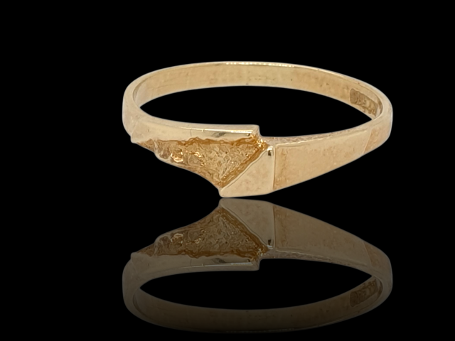 14 karaat gouden ring met een ruw en glad oppervlak. #27947 - Afbeelding 3