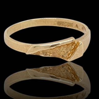 14 karaat gouden ring met een ruw en glad oppervlak. #27947