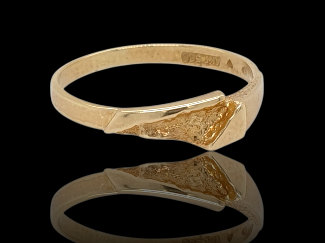 14 karaat gouden ring met een ruw en glad oppervlak. #27947