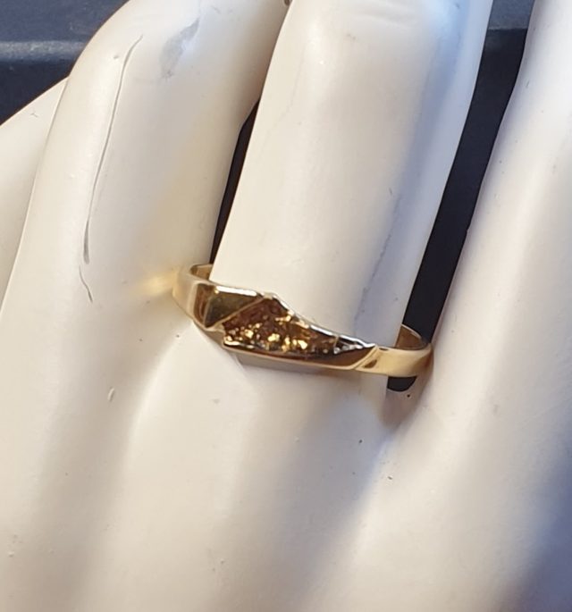 14 karaat gouden ring met een ruw en glad oppervlak. #27947 - Afbeelding 2