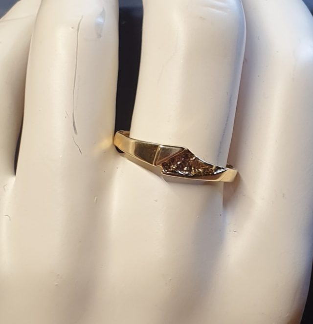 14 karaat gouden ring met een ruw en glad oppervlak. #27947 - Afbeelding 4