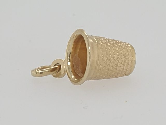 14 karaat gouden bedel, vingerhoed.  # 28872