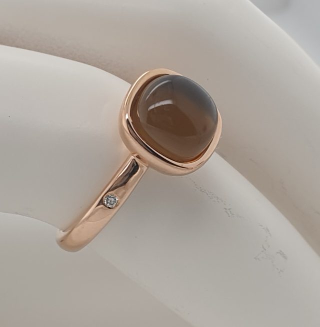 14 karaat rosé gouden ring met een cabochon geslepen rookkwarts. Occasion #28887