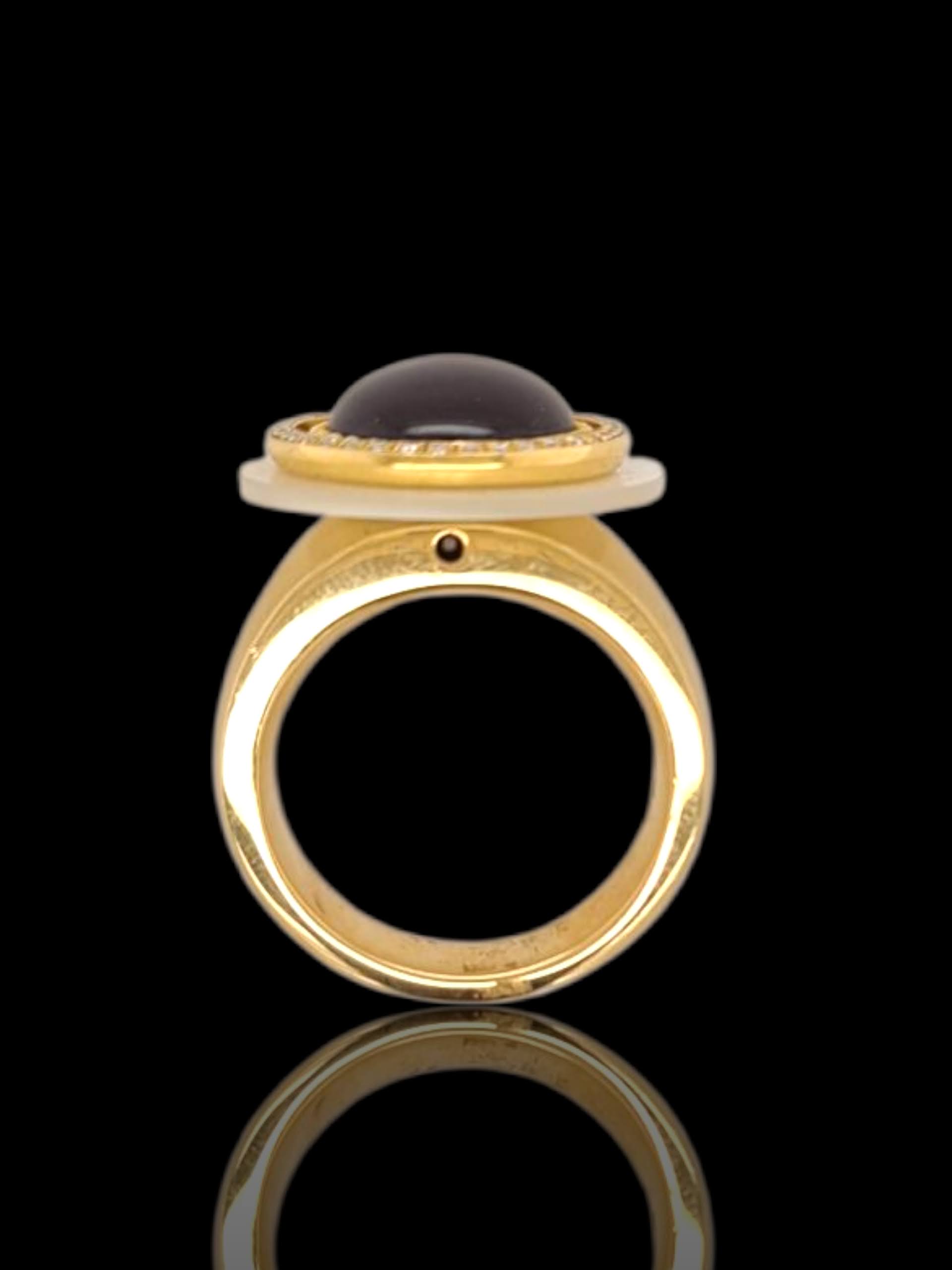 Geelgouden damesring met granaat en parelmoer van Charlotte Ehinger Schwarz #9452 - Afbeelding 5
