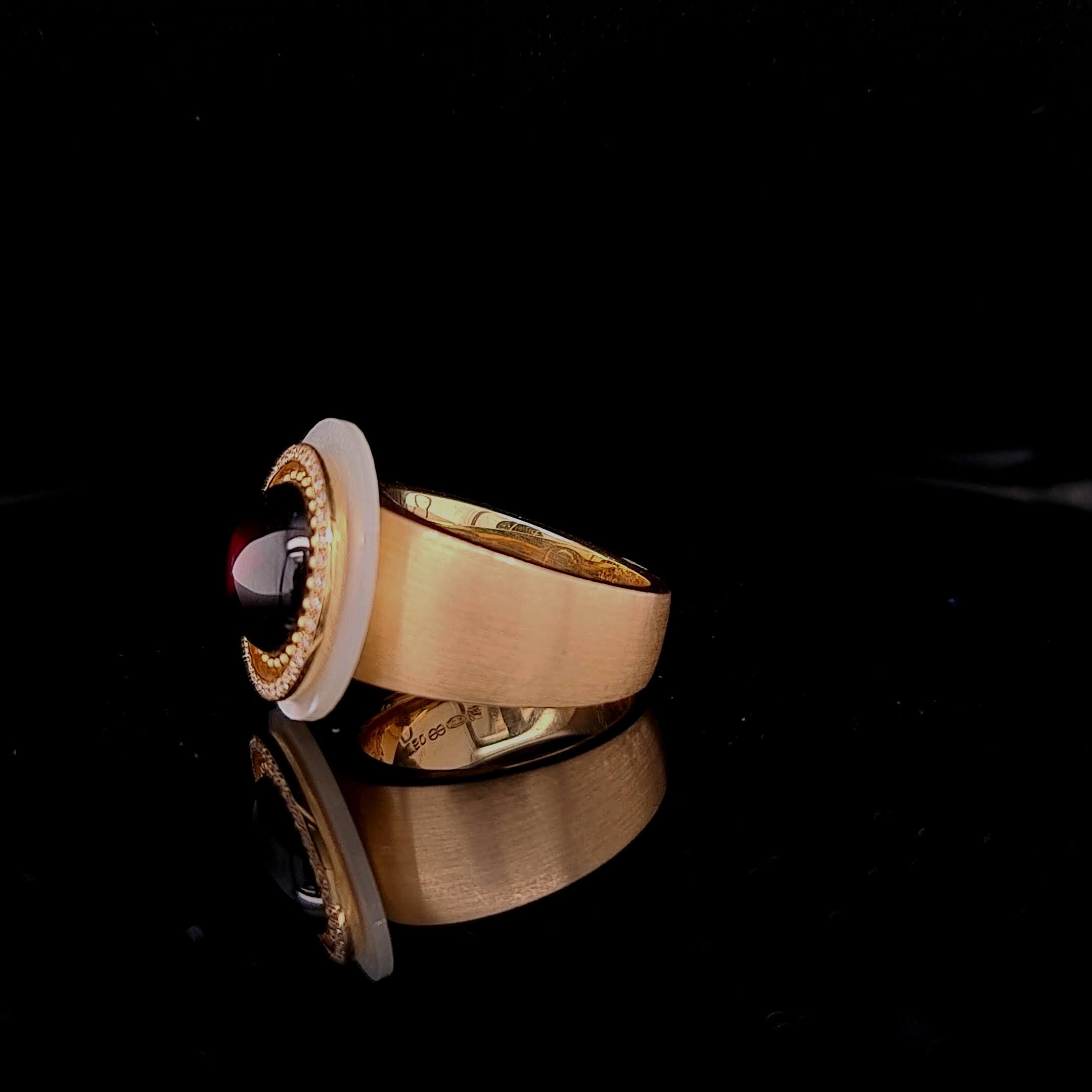 Geelgouden damesring met granaat en parelmoer van Charlotte Ehinger Schwarz #9452 - Afbeelding 3