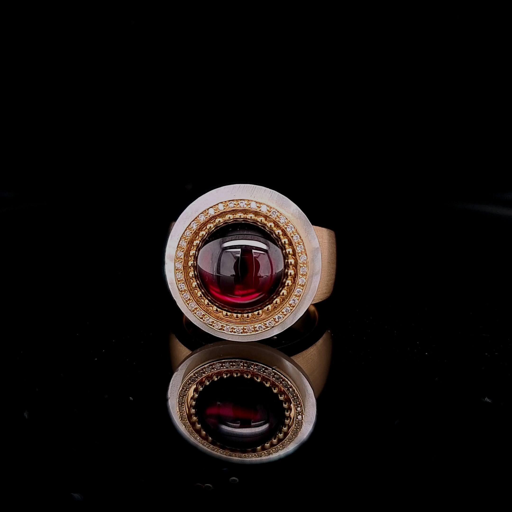 Geelgouden damesring met granaat en parelmoer van Charlotte Ehinger Schwarz #9452