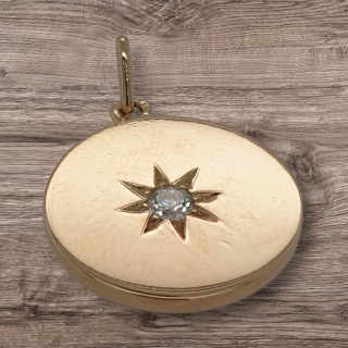 Zwaar, rond gouden plaatje met een diamant in sterzetting  Vintage #29035