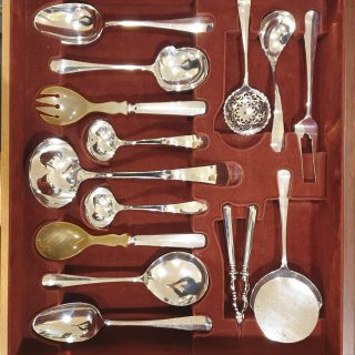 Zilveren 277 delige cassette. Inclusief houten kast met 6 lades. Occasion/ 2e hands # 30001