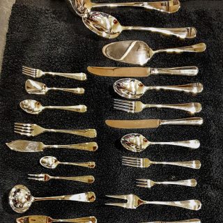 Keltum 100. Zwaar verzilverd complete cassette 172 stuks, nauwelijks gebruikt. Haags Lofje. Met notenhouten ladekast. Bestelnummer 29999.