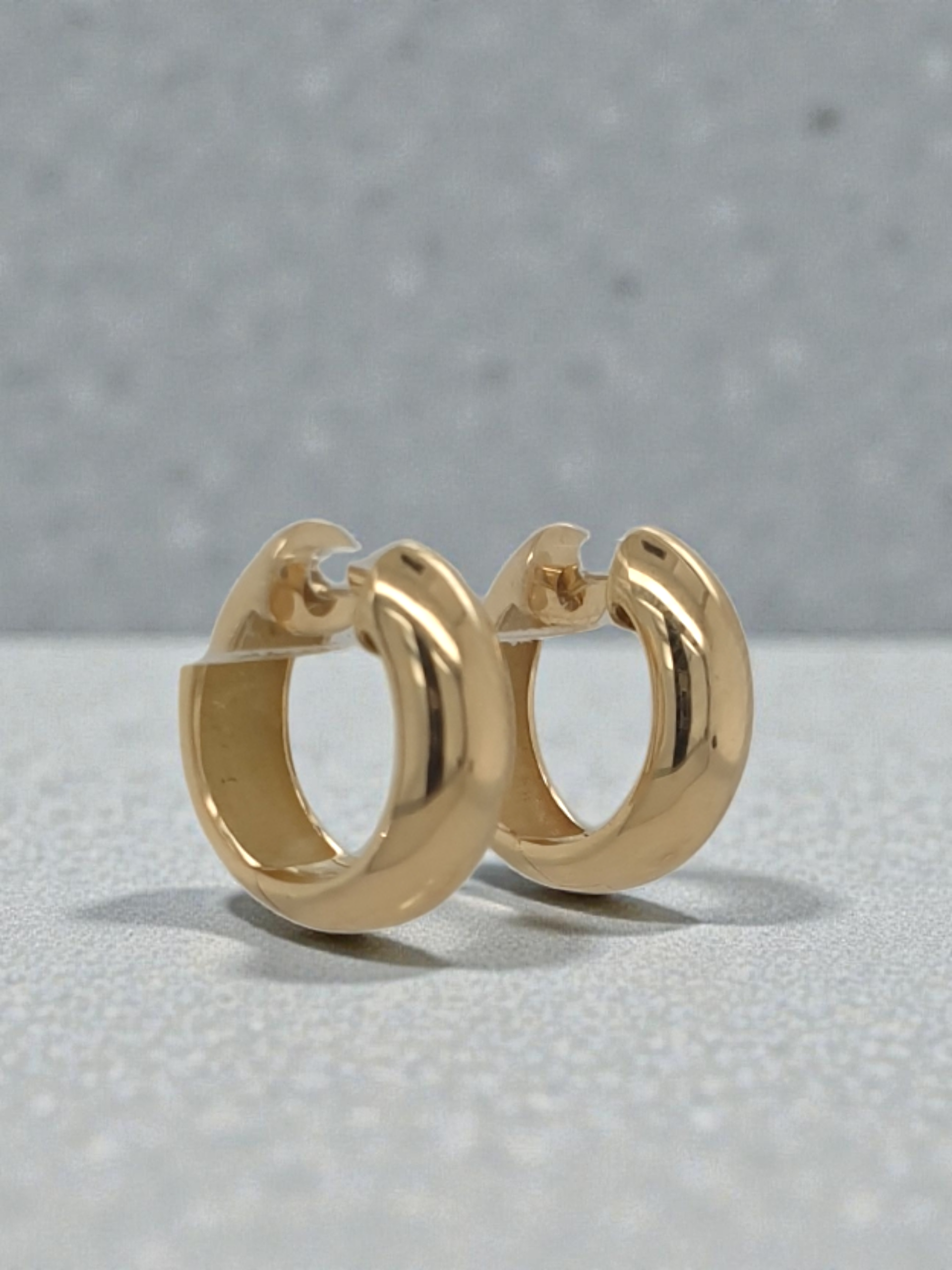 Solide creolen van 14 karaats goud #29029