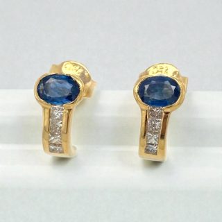18 karaat gouden oorknoppen bezet met saffier en diamant. #29243
