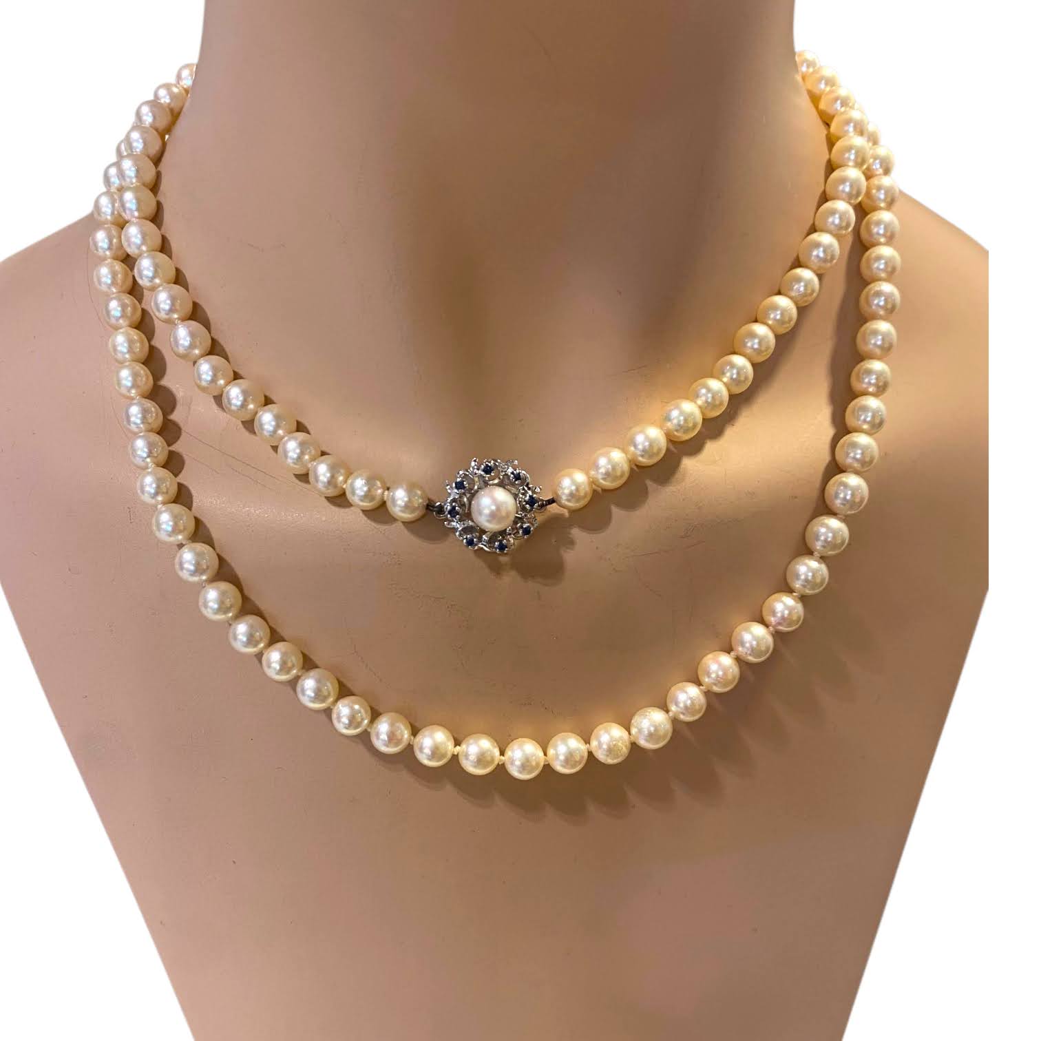Lang parelsnoer met AA kwaliteit cultivé parels en witgouden slot met saffieren en centrale parel