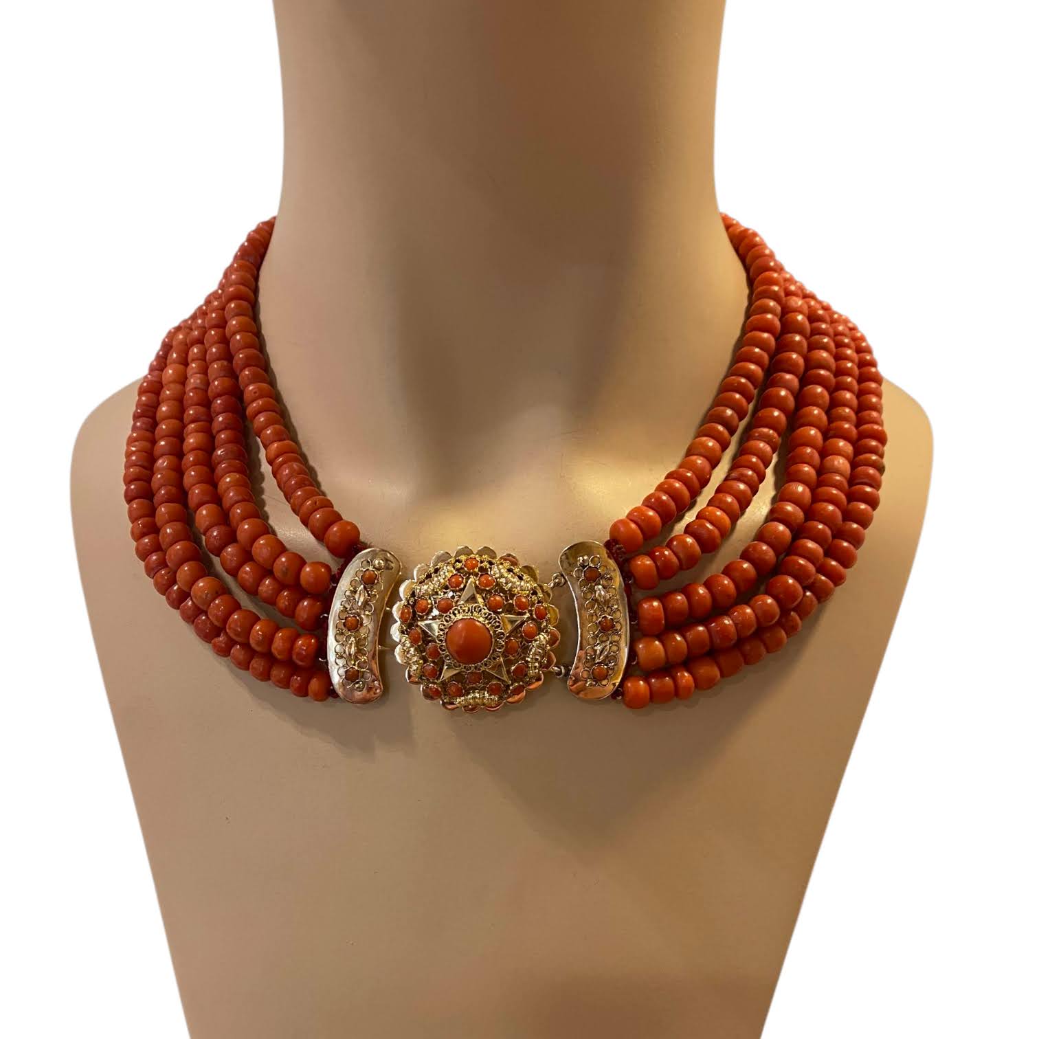 vijf rijig zeeuws bloedkoraal collier met gouden filigrain slot