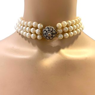 Drie rijig parelsnoer met cultivé parels 8-9 mm en goud zilveren slot met roosgeslepen diamant