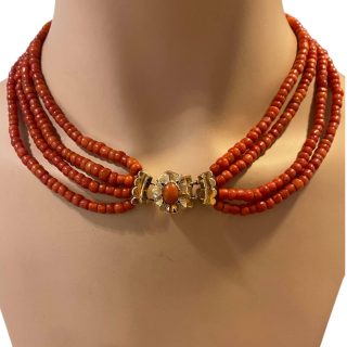 Zeeuws bloedkoraal collier met gouden slot vier rijig