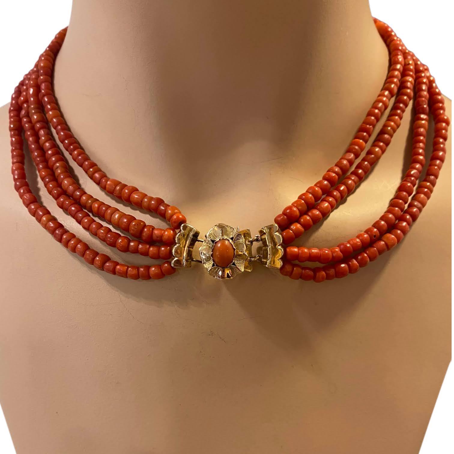 Zeeuws bloedkoraal collier met gouden slot vier rijig